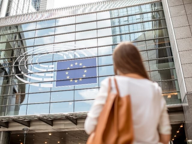 wackla's tweet photo. What do consumers want for #DataPrivacy, #Security? Nearly 60% of consumers say it's worthwhile to give companies access to personal data it if leads to a better customer experience, according to a #survey from @Axway. via @GabDRodgers for @cmswire https://t.co/sIlzBg4XVb https://t.co/G7wBJbKlh8