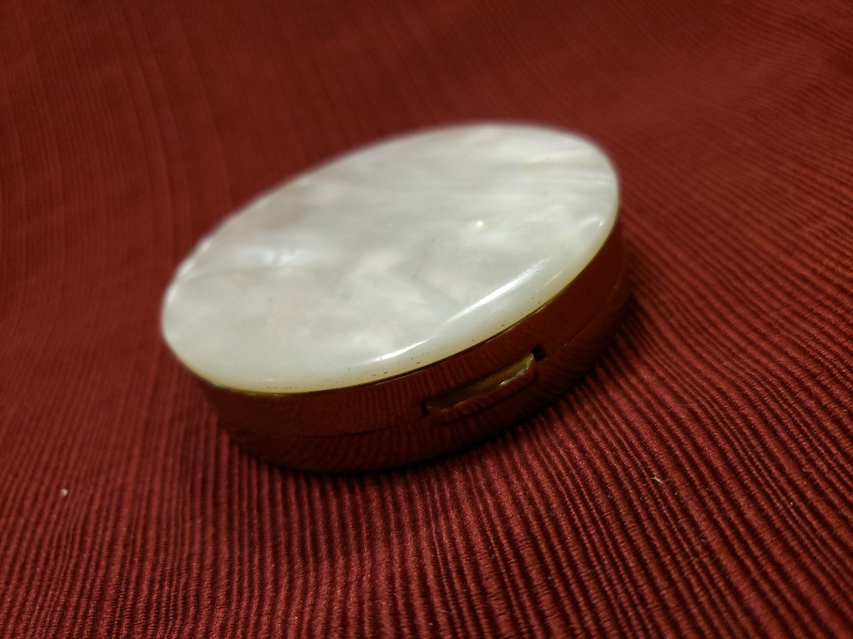 atticesoterica's tweet photo. Vintage Unused Unsigned Gold Tone Colored Metal Round Compact With Mirror, Faux Mother Of Pearl Top, Foundation Powder With Original Puff https://t.co/VYVaayKwHA #Collectibles #AtticEsoterica #Curios #Vintage #BestOffer #Antiques #Etsy #ExcellentCondition https://t.co/2WqG4cEaUc