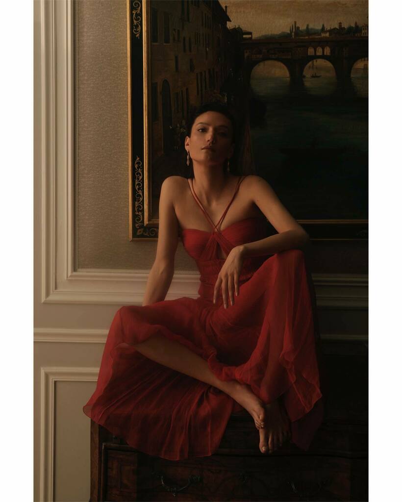 jesusisnard's tweet photo. March 2022, Florence
When I met Sofia Odescalchi, I thought I should portray her in a very inspiring and relaxed atmosphere. Just as she is.
She is elegant in all her movements. I will never forget these shots in one of the most beautiful cities in the world.#jesusisnard https://t.co/QjcUt4uZMO