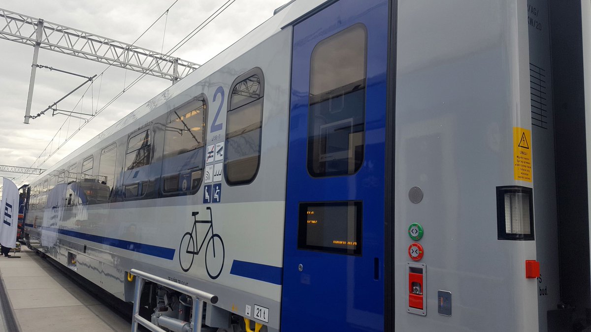 bazawagonow's tweet photo. 10 wagonów #175A_20 (a więc komplet) zostało odebranych od poznańskiego #FPS.
Spółka PKP IC posiada obecnie 37 wagonów z rodziny #175A.
Fot. Aleksander Kędzierski https://t.co/IOSBXBU5jv