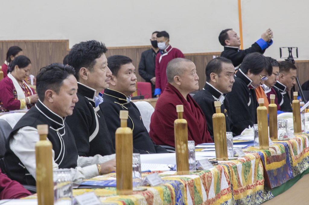 ArunachalCMO's tweet photo. Can you guess what's this? 

This is a bamboo flask. At consultative meet of Monpa Mimang Tsogpa, apex body of Monpa community of Arunachal, bamboo flask is being used &amp; not plastic bottles. What a pride to see such passion for nature. What's best the water tastes like bamboo! https://t.co/UwyVH5TF7P