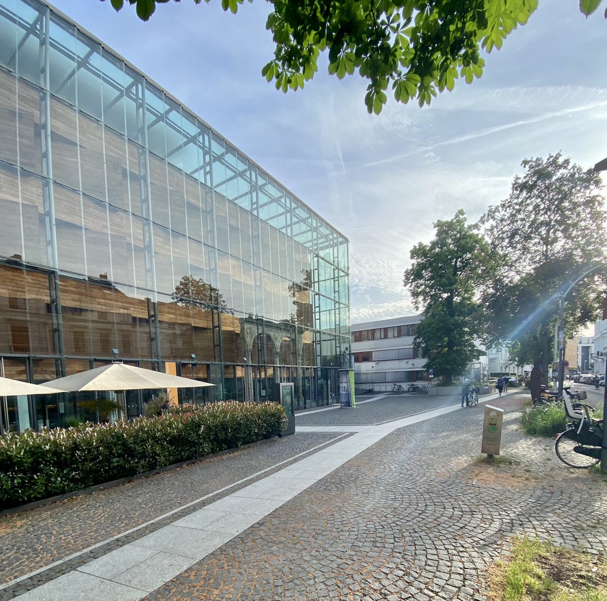 ImChatbot's tweet photo. Los geht‘s bei Sonnenschein in Bonn😀. #maitagung https://t.co/76CKeBgnVL