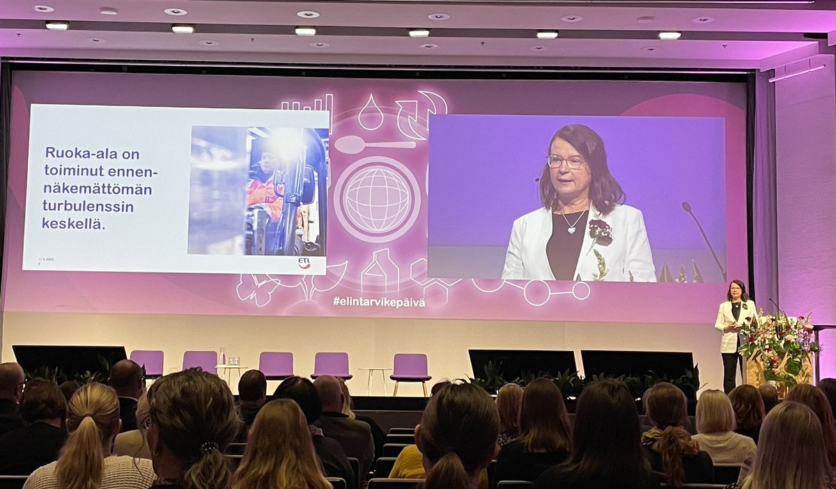 Painavaa ja entistä ajankohtaisempaa asiaa koko päiväksi  #elintarvikepäivä 
Ihana olla livenä paikalla, oppia uutta ja nähdä tuttuja, entisiä ja nykyisiä kollegoita ja verkostoitua 🤩 
Tutkimus, yhteistyö ja innovaatiot tulevaisuuden menestyksen keskiössä <a href="/AnnikkaHurme/">Annikka Hurme</a>