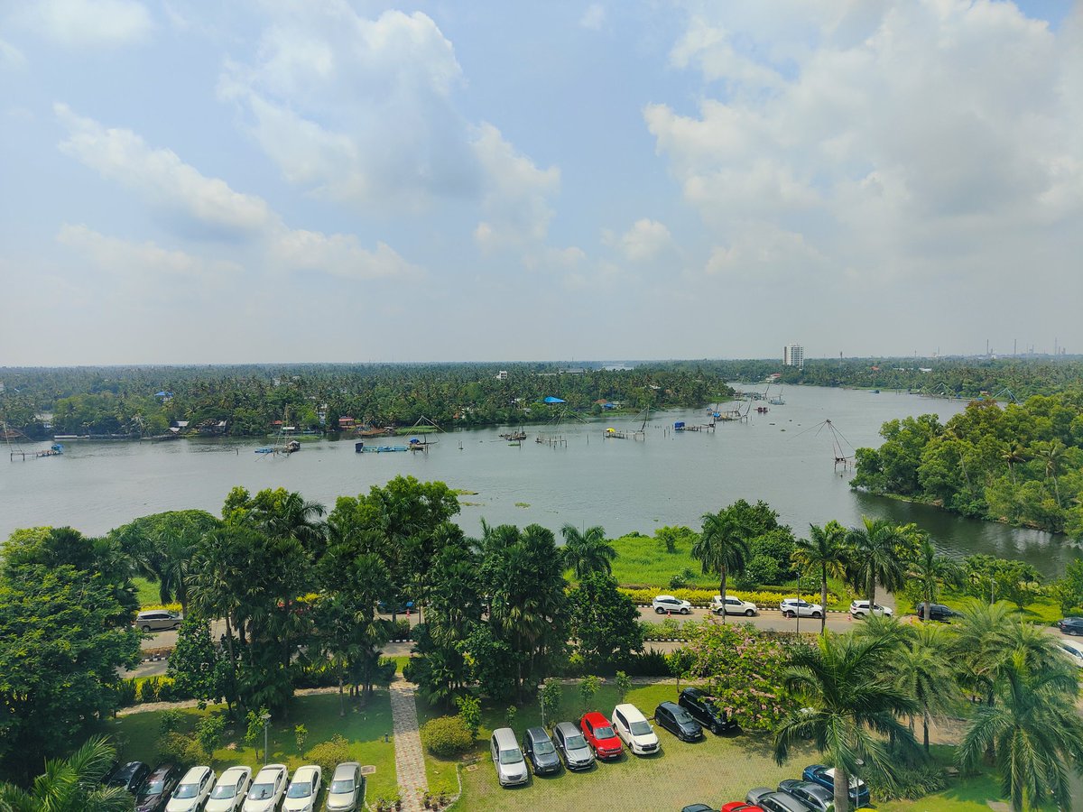 yesmin_thakuria's tweet photo. Beautiful view of backwaters, a network of canals in Kochi.
#Kerala #godsowncountry #incerdibleindia #southindia https://t.co/M8gicZUpNF