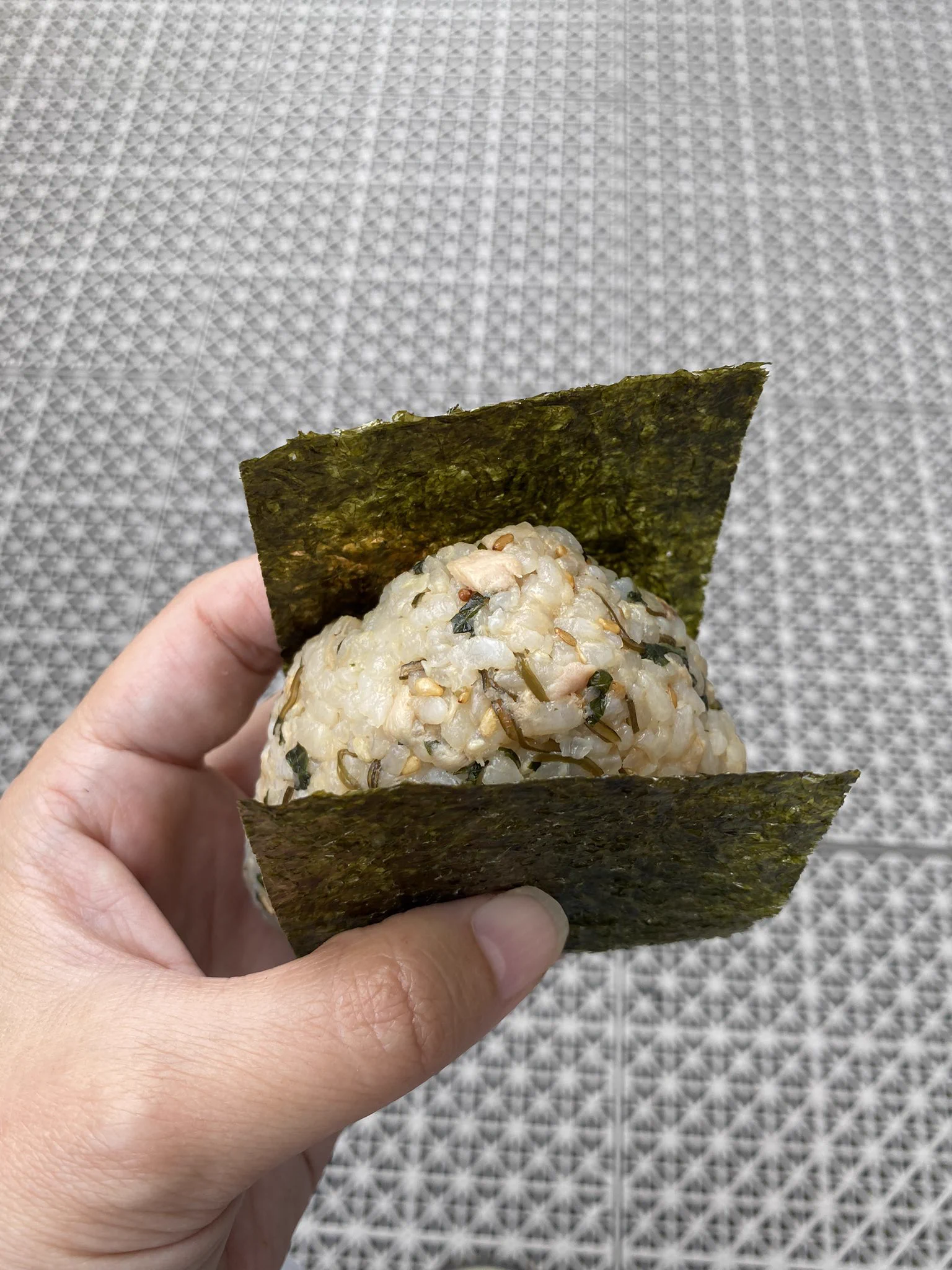 お腹空いたので似たようなヤツを今、お昼ご飯代わりに（遅っ💦）作って食べた😋
ごはん
ツナ
大葉
手作り塩昆布
手作り濃縮だし
ごま
ヘンプシード
松花粉
ごま油
細かい作業で疲れてたから美味しさが沁みるぅ😭  