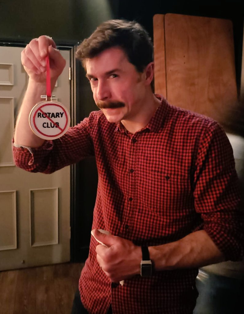 purplestrawbs1's tweet photo. Just Woz with one of my @StElwicksNews themed embroideries 😱🤩 Thanks @LIntrepid for taking this photo and thank you @mrmikewozniak!  @alwaysbecomedy 
#mikewozniak #embroidery #fanart #handmade #threebeansalad #stelwicks #alwaysbecomedy https://t.co/zBIrLRk3lU