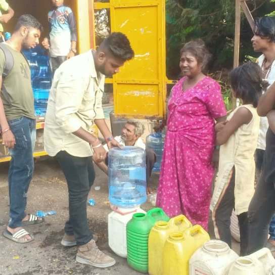 Khushiyaan_Org's tweet photo. Water Distribution- #week68 .
Location - Thane East, Brahmand, Airoli sector-19.
600 families at our Mumbai Rotighar slums is benefitted with clean drinking water weekly. https://t.co/DX5XbBlSAX