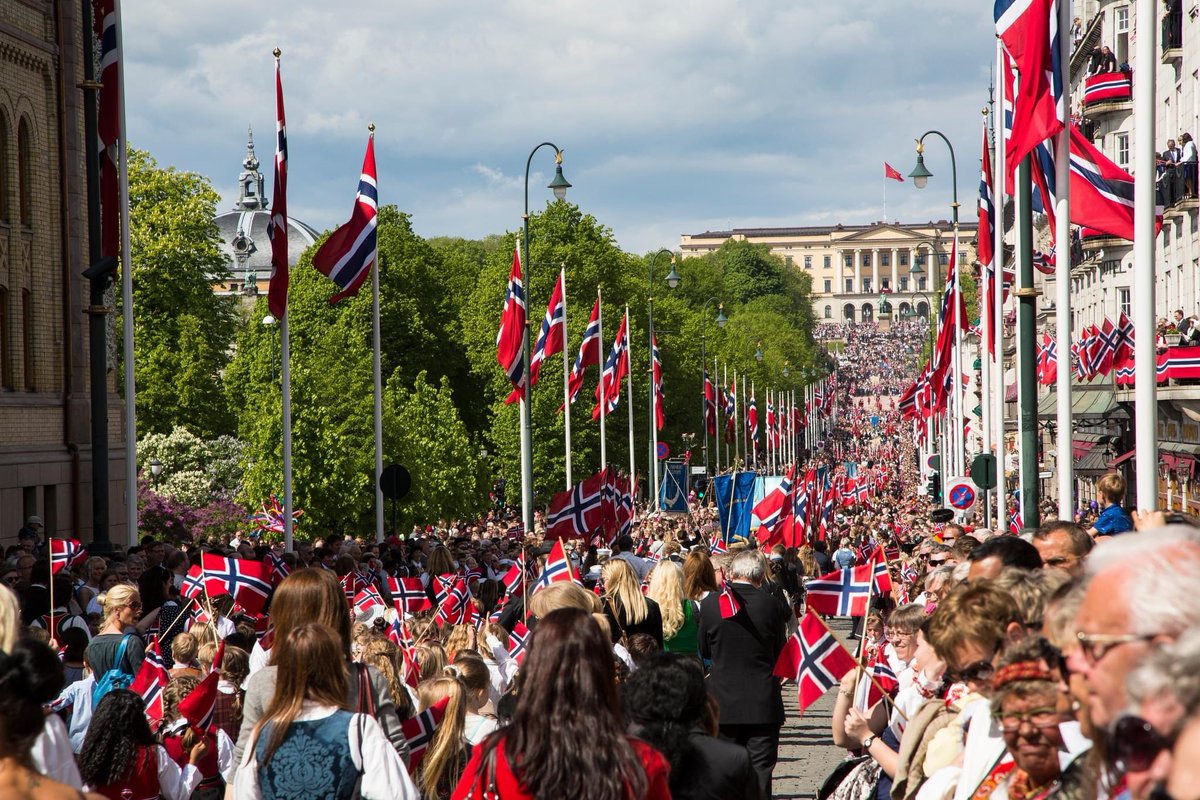 NoruegaenEspana's tweet photo. Happy Constitution Day from Madrid🇳🇴🥳! El 17 de mayo es el Día Nacional de Noruega y todas sus calles se llenan de coloridas procesiones. Aquí podéis conocer su historia y cómo lo celebramos 👉  https://t.co/Jz7xEaVS2C #Freedom #Democracy #ConstitutionDay https://t.co/6ZmM1HmgNn