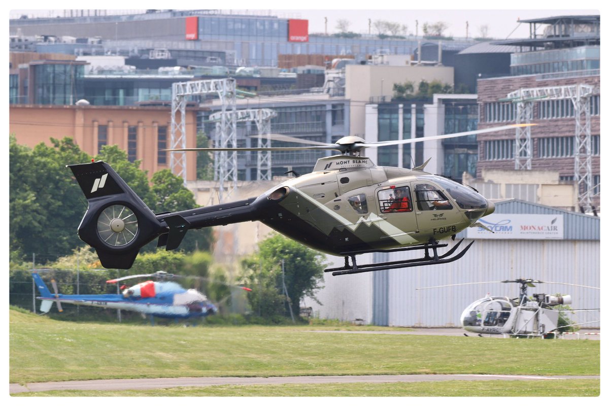 elpitch's tweet image. Hélicoptère Eurocoptère EC135T1 de la société @Helipass - F-GUFB - à l’héliport d‘Issy-les-Moulineaux. Mai 2022. @MBHelicopteres 
@benjamin_video @JulieTurcat @ScottBaioSancho @hydra_66