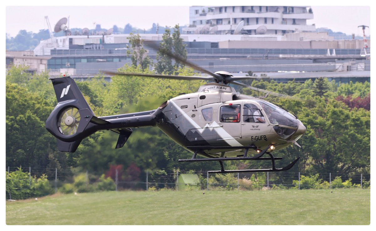 elpitch's tweet image. Hélicoptère Eurocoptère EC135T1 de la société @Helipass - F-GUFB - à l’héliport d‘Issy-les-Moulineaux. Mai 2022. @MBHelicopteres 
@benjamin_video @JulieTurcat @ScottBaioSancho @hydra_66
