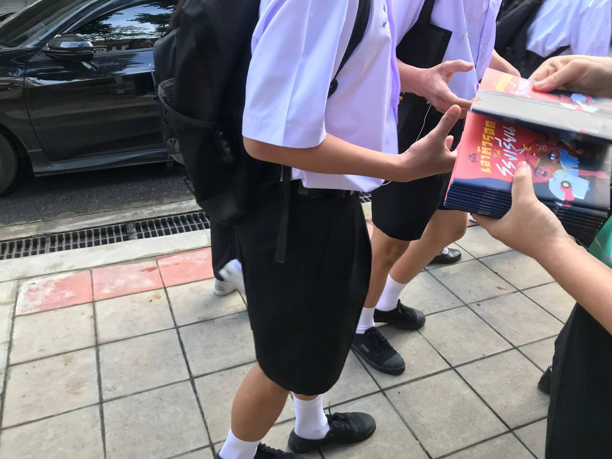 BadStudent_'s tweet photo. เปิดเทอมวันแรก กลุ่มสันติราษฎรพัฒนาและนักเรียนเลว ลงพื้นที่แจกคู่มือเอาตัวรอดในโรงเรียน ที่หน้าโรงเรียนสันติราษฎร์วิทยาลัย
——
#นักเรียนเลว
#เอาตัวรอดในโรงเรียน https://t.co/PO3mBan0XL