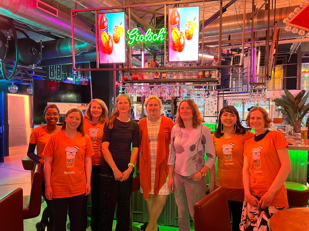 RachelCahalane's tweet photo. A week since the first ever Pint of Science Rotterdam event. A big thank you to my team (@bmlaksono, @KLattwein, Irina and Charety), our speakers (@LinekeBegeman, @JJMTakkenberg, @gijsjekoenderi1) and everybody that attended for being a fantastic audience 🎉 https://t.co/LoJ8CB01a1