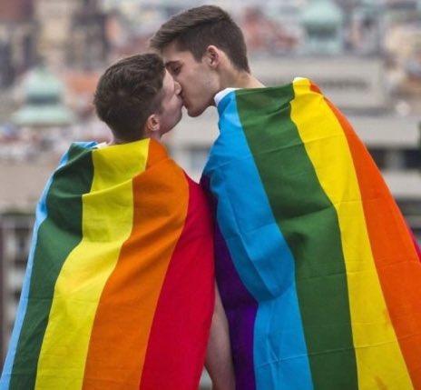IgualdadLGBT's tweet photo. Hoy 17 de Mayo es el día internacional contra la #LGTBIfobia
Por un mundo en el que se pueda ser y amar en libertad y sin miedo https://t.co/Wi6Md8YiTq