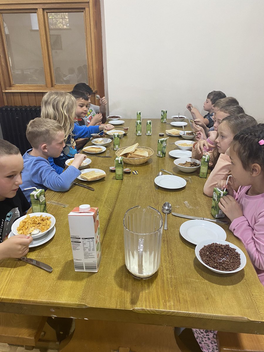 tmcilroyREMAT's tweet photo. The sun is shining and breakfast is served @ChetCentre. We can’t wait for our activities to start 😀 @GarstonCE @Year3Garston https://t.co/Ti4wa0AsOP