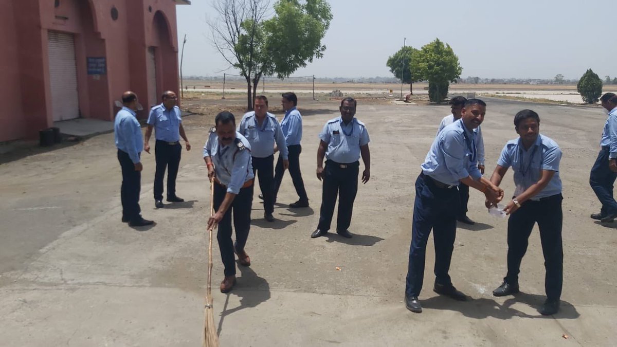 aaiidrairport's tweet image. Cleanliness drive done by #Firesection at #IndoreAirport following the steps of #CleanIndia @AAI_Official @MoCA_GoI @aairedwr @aaiidrairport