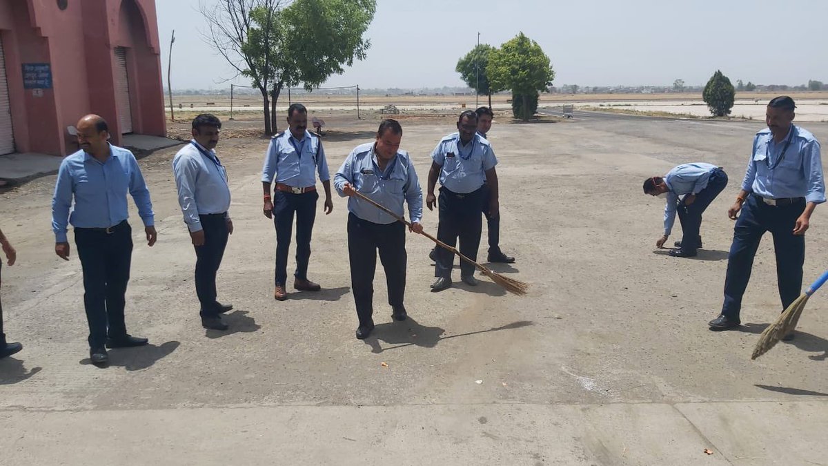 aaiidrairport's tweet image. Cleanliness drive done by #Firesection at #IndoreAirport following the steps of #CleanIndia @AAI_Official @MoCA_GoI @aairedwr @aaiidrairport