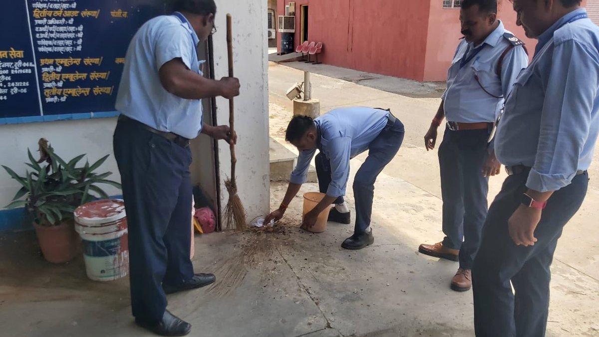 aaiidrairport's tweet image. Cleanliness drive done by #Firesection at #IndoreAirport following the steps of #CleanIndia @AAI_Official @MoCA_GoI @aairedwr @aaiidrairport