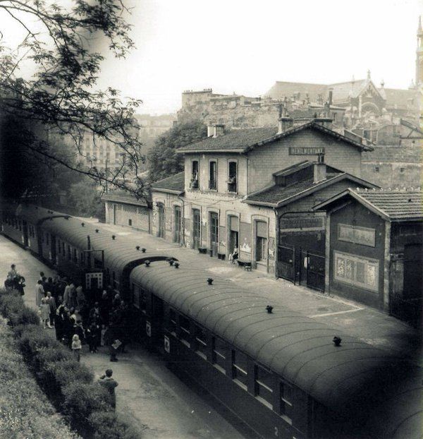 ParisAMDParis's tweet photo. Gare de Ménilmontant de la Petite Ceinture. 
1958  #Paris https://t.co/azuOwg87Jz