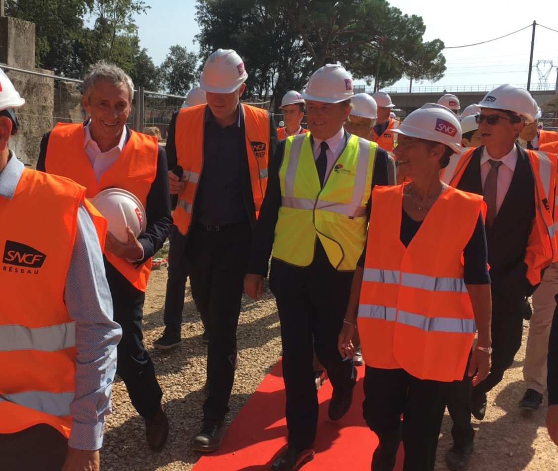 Phil_Saurel's tweet photo. Un bon moment, la pose de la 1ère pierre de la gare de #Manduel #Nîmes #PontduGard avec @Elisabeth_Borne alors ministre des transports. https://t.co/BdYnYK35gq