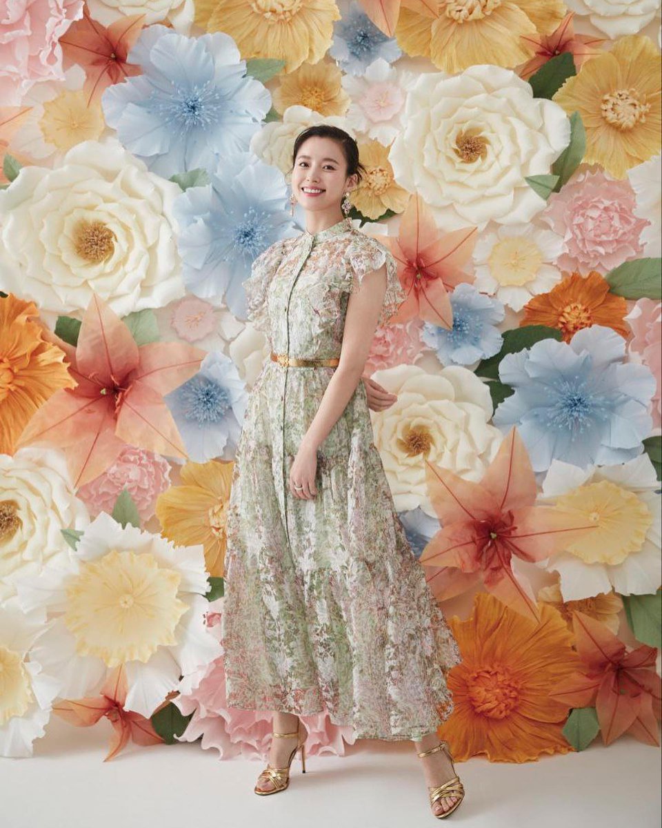 ㅤ  ㅤㅤ  ᅠ

ㅤ  MOJO.S.PHINE 《𝚄𝙽 𝙹𝙾𝚄𝚁 𝙳'𝙴́𝚃𝙴́》 2022 SUMMER CAMPAIGN with me as their new muse who’s trying to put the bestest smile of mine to embrace the spring concept. Can you tell which one is the flower? 
ㅤ  ㅤㅤ  ᅠ