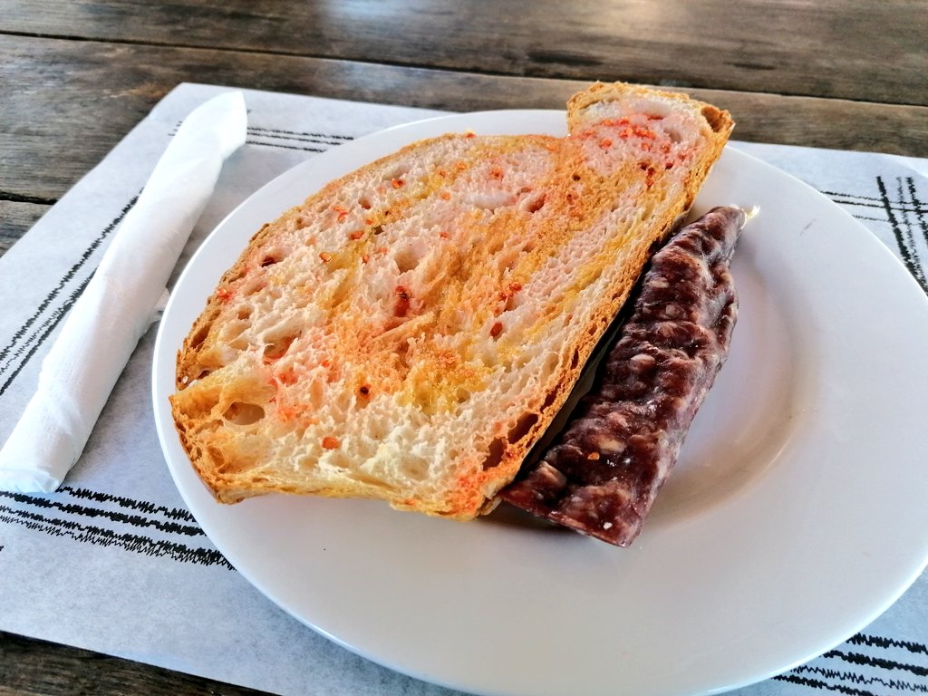 MAlbercocs's tweet photo. Sóc a l'Alta Garrotxa. He demanat un pa amb fuet i m'han portat això.
Amor FORT 😍 Sou d'una altra espècie en aquí. https://t.co/rCdkoI0O84