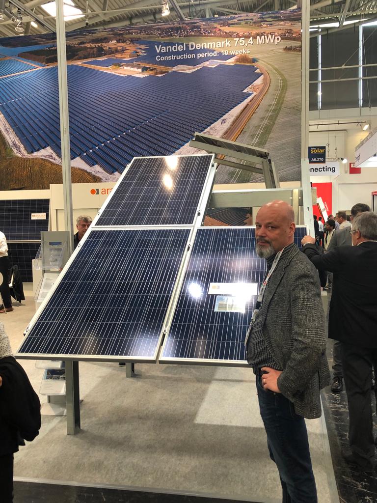 OSSahko's tweet image. Aloitamme aurinkopuistojen maa-aluekartoitukset myös Haukiputaalla.

Lue lisää: oulunseudunsahko.fi/kategoriat/aja…

Kuvassa aurinkovoimalahankkeistamme vastaava johtaja Jukka Kaarre tutustumassa uusimpaan teknologiaan.