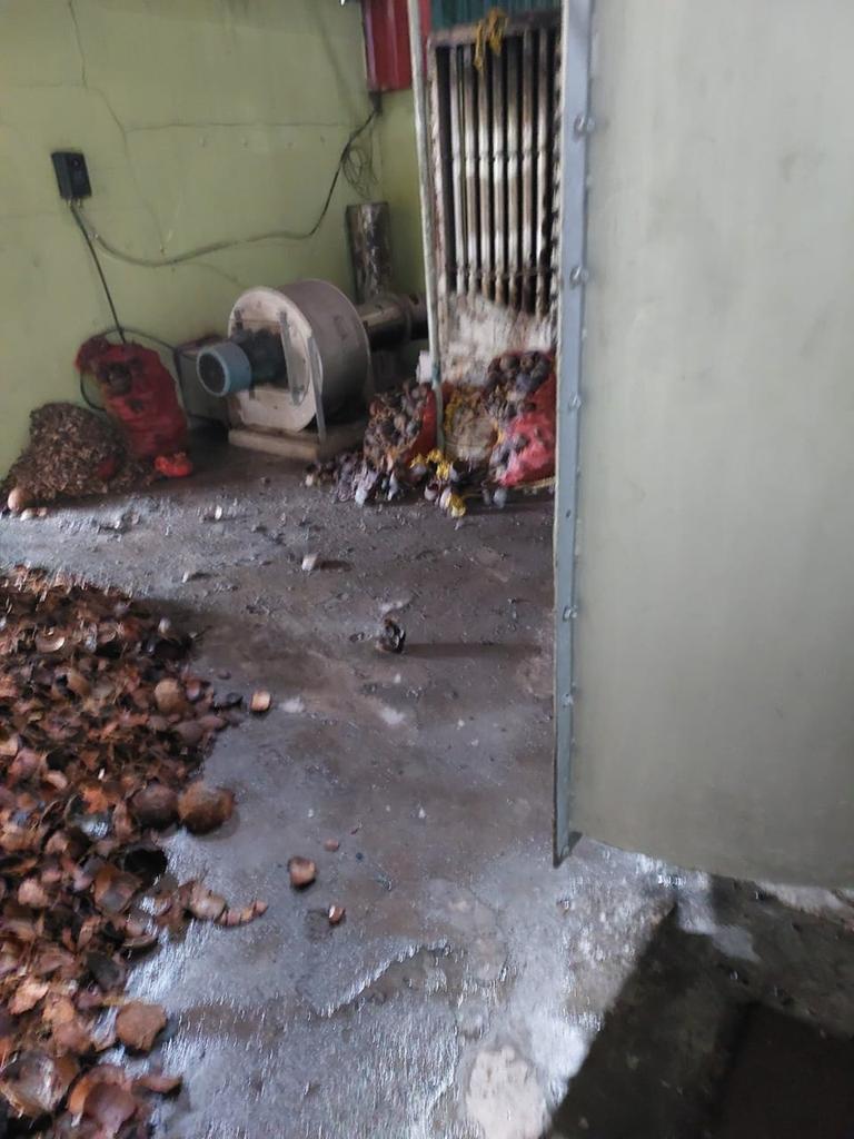 FireService_ANP's tweet photo. A massive fire broke out in a coconut dryer unit of Riflex Industry Pvt Ltd, Mittakhari. Timely action by #FSFerrargunj, #FSGaracharma &amp; #FSAberdeen doused the fire. 02 employees of Riflex suffered burn injuries.
@MediaRN_ANI @DGPANIslands @Andaman_Admin https://t.co/2e0peESNz7