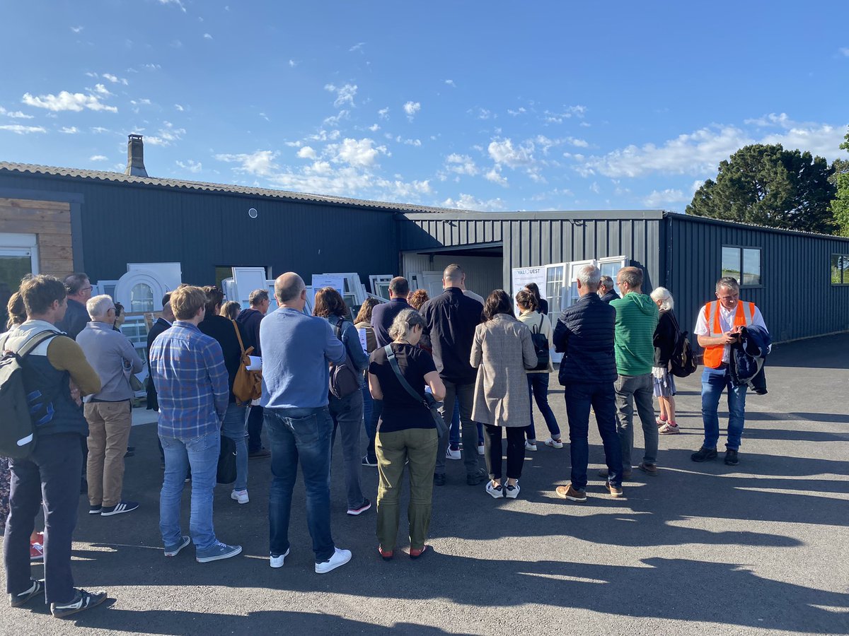 Rgwenn1's tweet photo. Ce matin sous un beau soleil finistérien le #SYMEED29 organise une rencontre sur le terrain. Beaucoup d’élus et de technicien des collectivités présents pour découvrir #Valouest et #Retriplast et leurs activités de recycleurs des menuiseries et du plastique issu des déchèteries. https://t.co/SVvesFJZiT
