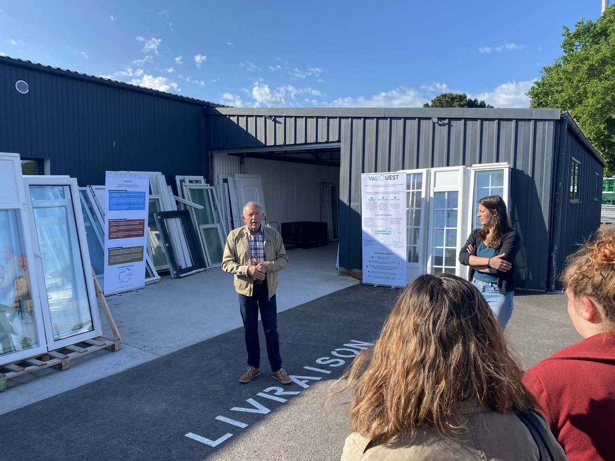 Rgwenn1's tweet photo. Ce matin sous un beau soleil finistérien le #SYMEED29 organise une rencontre sur le terrain. Beaucoup d’élus et de technicien des collectivités présents pour découvrir #Valouest et #Retriplast et leurs activités de recycleurs des menuiseries et du plastique issu des déchèteries. https://t.co/SVvesFJZiT