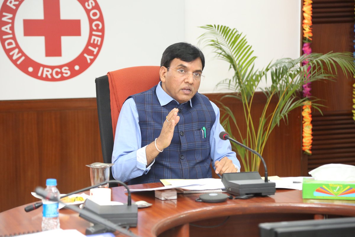 mansukhmandviya's tweet photo. महामहिम राष्ट्रपति जी द्वारा ज़िम्मेदारी देने पर स्वास्थ्य मंत्री बनने के बाद इंडियन रेड क्रॉस सोसायटी (IRCS) के साथ आज मैनें पहली Annual General Meeting (AGM) की अध्यक्षता की। इसमें 12 राज्यों के माननीय राज्यपाल ने भी भाग लिया। https://t.co/K2PZNNTJS0
