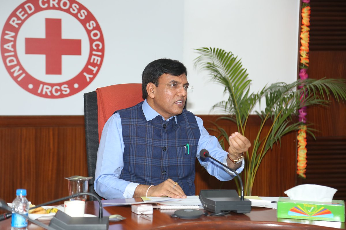 mansukhmandviya's tweet photo. महामहिम राष्ट्रपति जी द्वारा ज़िम्मेदारी देने पर स्वास्थ्य मंत्री बनने के बाद इंडियन रेड क्रॉस सोसायटी (IRCS) के साथ आज मैनें पहली Annual General Meeting (AGM) की अध्यक्षता की। इसमें 12 राज्यों के माननीय राज्यपाल ने भी भाग लिया। https://t.co/K2PZNNTJS0
