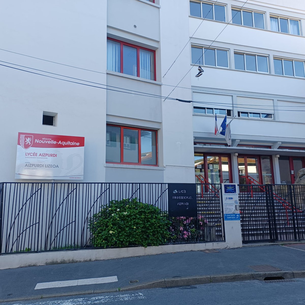 SEUNSA64's tweet photo. Les collègues du #SEUnsa en visite d'établissement au Lycée Pro Aizpurdi #hendaye  à la rencontre des collègues pour échanger sur:
✔ réforme voie pro
✔️ apprentissage
✔ carte des formations 
✔ Greta
✔️ Ulis pro
✔️ aménagements cour / installations EPS

#SyndicatUtile https://t.co/YyTzvcbz4l