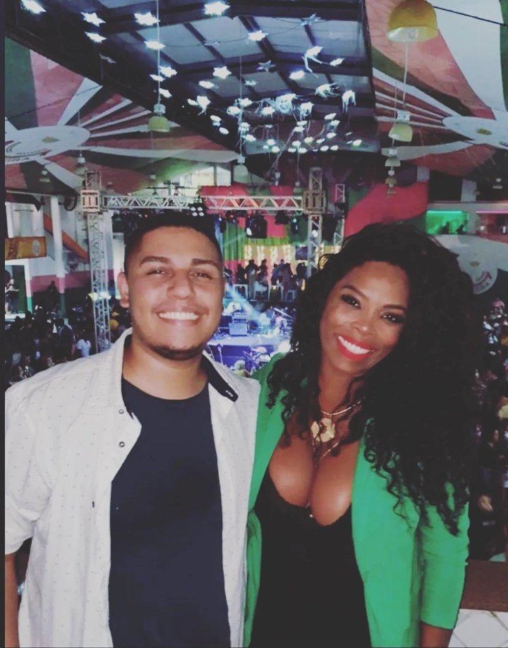 SquelJorgea's tweet photo. Agora só falta ter um registro com a @SalmonAnnik 🥰.
Domingo conheci o @guiestevao da melhor forma possível, com show da madrinha #Alcione no Palácio do Samba. Que vcs sejam muito felizes na nossa Verde e Rosa🙏🏾🥰. 
#carnavalesco #portabandeira #mangueira https://t.co/QE6WyyPxsa