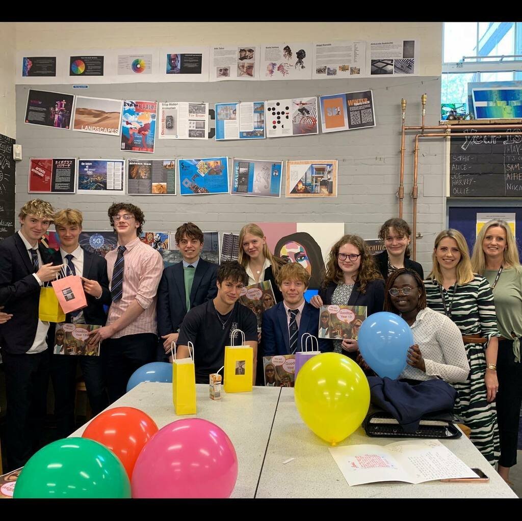 BWSArts1's tweet photo. Last ever lesson for our AWESOME year 13 artists #goodluckwitheverything #wewillallmissyou @bwordsworths https://t.co/JD30KvWeD0