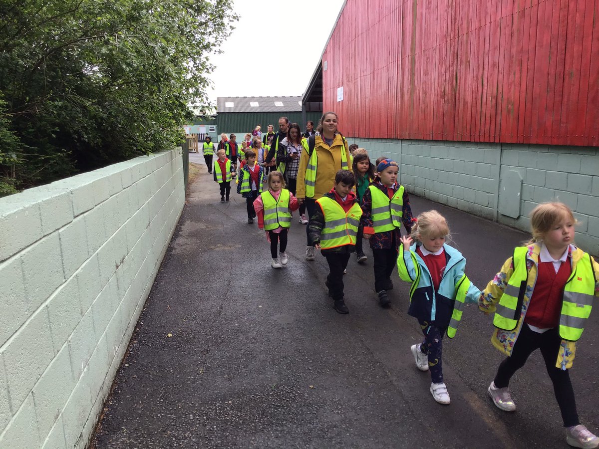 Penclawdd's tweet photo. #pencwhales Reception/Year 1 are at Folly Farm ! #pencfp #pencr1 #pencoutdoors @FollyFarmWales https://t.co/WfYrYFww6R