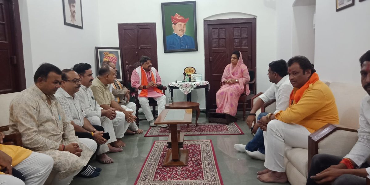 ArunParmar_'s tweet photo. राष्ट्रीय महासचिव श्री कैलाश विजयवर्गीय विधायक निवास आनंद भुवन पैलेस पहुंचे.... विधायक श्रीमती गायत्री राजे पवार से की सौजन्य भेंट.... विधायक ने किया अभिनंदन....
@KailashOnline @gayatriraje1 https://t.co/pNZxZHGIAq