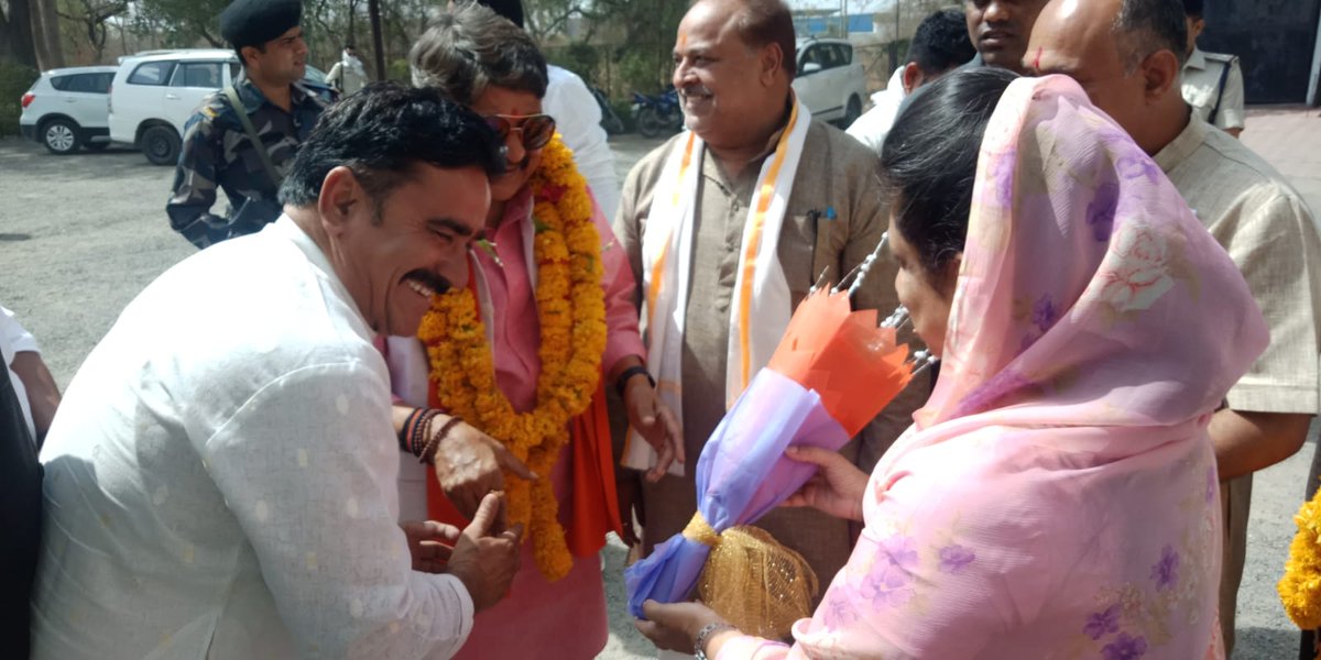 ArunParmar_'s tweet photo. राष्ट्रीय महासचिव श्री कैलाश विजयवर्गीय विधायक निवास आनंद भुवन पैलेस पहुंचे.... विधायक श्रीमती गायत्री राजे पवार से की सौजन्य भेंट.... विधायक ने किया अभिनंदन....
@KailashOnline @gayatriraje1 https://t.co/pNZxZHGIAq
