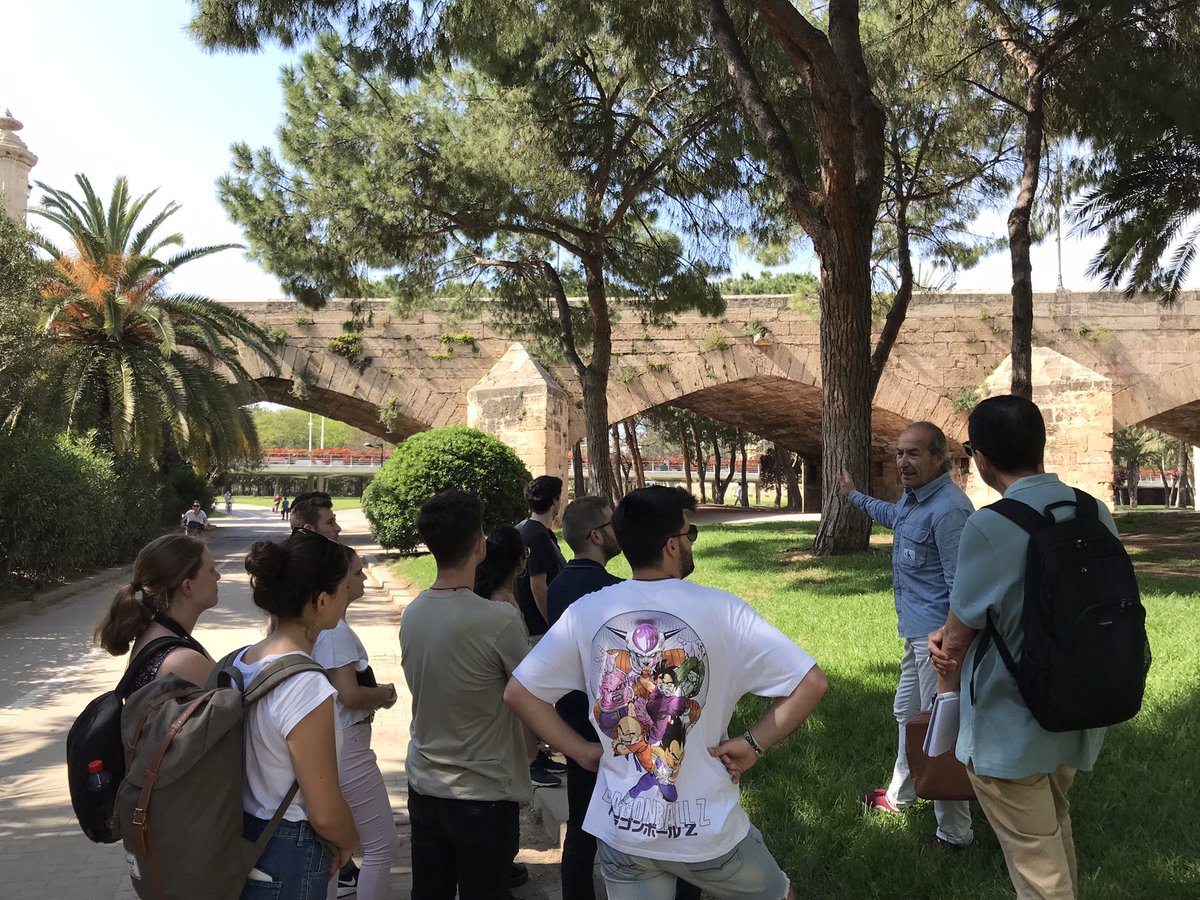 DACValencia's tweet photo. De paseo por el antiguo cauce del río Turia 🤩🤩

Comentamos diferentes aspectos técnicos e históricos 🤓 de varios puentes. 

#IngenieríaCivil, #Sociedad y #Belleza 

Muchas gracias al profesor Salvador Monleón por sus magníficas explicaciones https://t.co/pODdqgshou