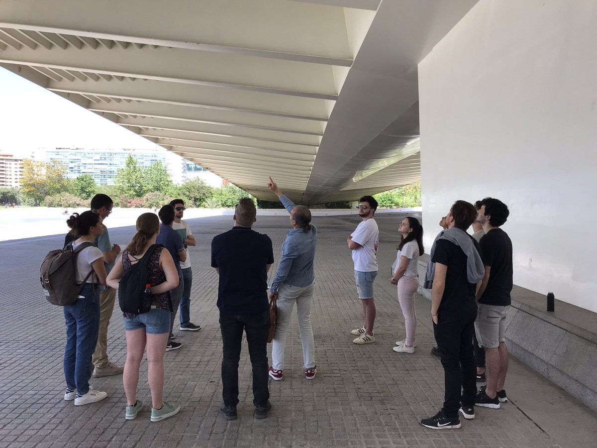 DACValencia's tweet photo. De paseo por el antiguo cauce del río Turia 🤩🤩

Comentamos diferentes aspectos técnicos e históricos 🤓 de varios puentes. 

#IngenieríaCivil, #Sociedad y #Belleza 

Muchas gracias al profesor Salvador Monleón por sus magníficas explicaciones https://t.co/pODdqgshou