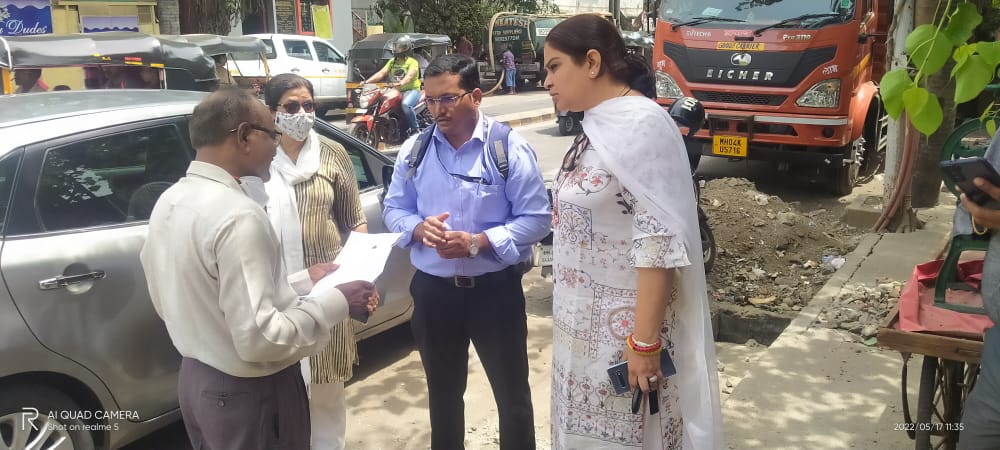 renu_hansraj's tweet photo. Took a visit with A.E SWM Mr Kurade ji, J.O Mr. Madhav ji and other SWM Staff along with AGNI coordinator K west ward, @ZahidaBanatwal1 ji and Juhu Tara ALM member, Mrs Ullal, at 13th road #JVPD to address the cleanliness issue of roads, #footpaths  at various locations in Juhu. https://t.co/6WMLXNqwLy