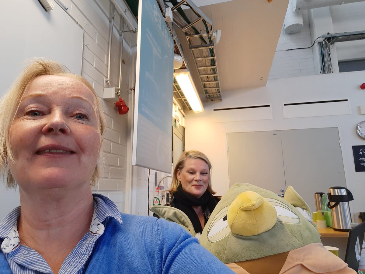 Saatiin <a href="/AaltoDF/">Aalto Design Factory</a>:sta kolmas reksi kehiin, ollaanhan osallistavan yhteiskehittämisen ja ekosysteemien äärellä. #Työ2pisteO:n #Ekosysteemikoulu kera Vision Factory'n. <a href="/VEinolaPekkinen/">Virpi Einola-Pekkine</a> @LiisaVirolainen ja design factoryn örkki.