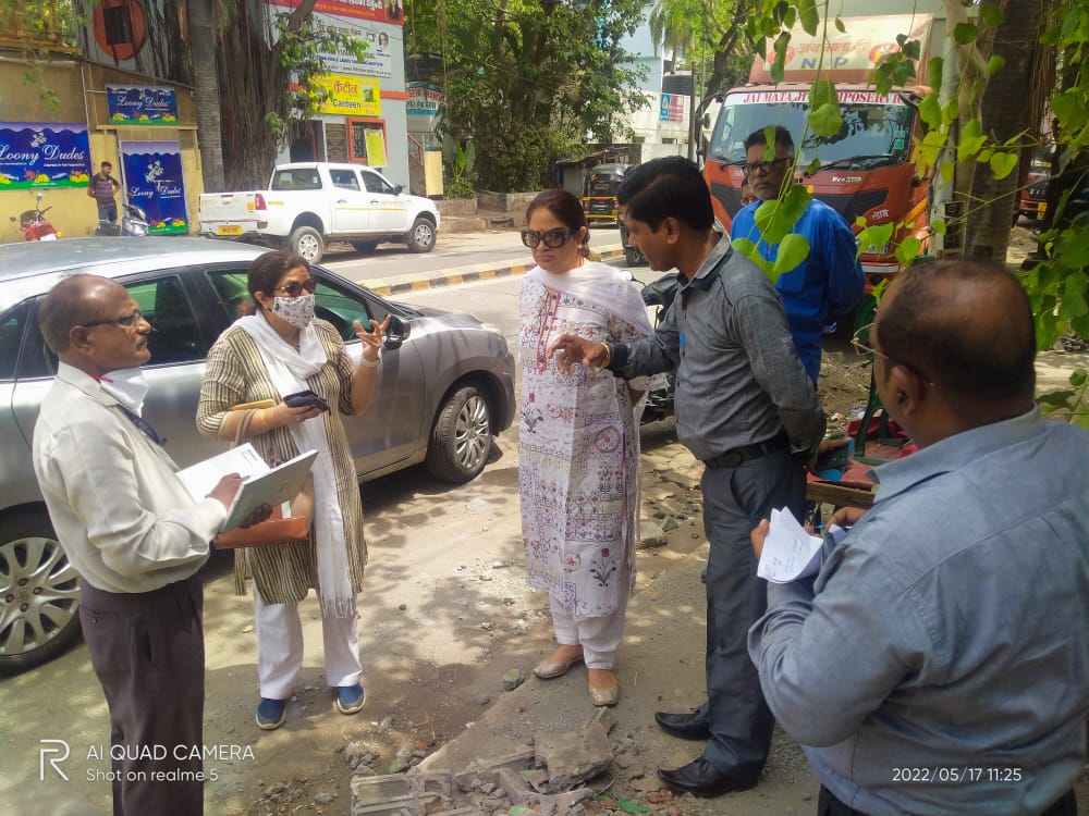 renu_hansraj's tweet photo. Took a visit with A.E SWM Mr Kurade ji, J.O Mr. Madhav ji and other SWM Staff along with AGNI coordinator K west ward, @ZahidaBanatwal1 ji and Juhu Tara ALM member, Mrs Ullal, at 13th road #JVPD to address the cleanliness issue of roads, #footpaths  at various locations in Juhu. https://t.co/6WMLXNqwLy