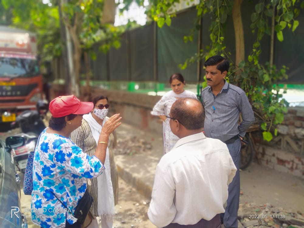 renu_hansraj's tweet photo. Took a visit with A.E SWM Mr Kurade ji, J.O Mr. Madhav ji and other SWM Staff along with AGNI coordinator K west ward, @ZahidaBanatwal1 ji and Juhu Tara ALM member, Mrs Ullal, at 13th road #JVPD to address the cleanliness issue of roads, #footpaths  at various locations in Juhu. https://t.co/6WMLXNqwLy