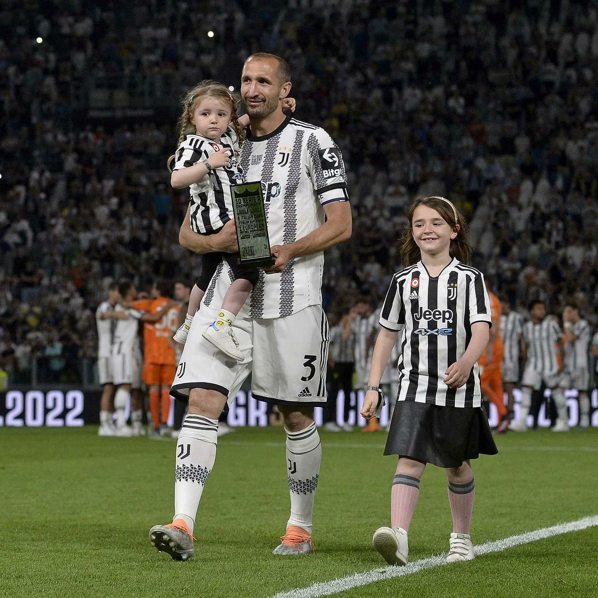 ClaMarchisio8's tweet photo. È qui che tutto nasce, cresce, evolve.
È qui che abbiamo gioito e sofferto insieme. 
È qui che siamo tornati per abbracciarti, nella nostra casa, fra la nostra gente, per celebrare ciò che sei stato, a immaginare ciò che sarai.
Capitano, sempre e comunque.
🏳🏴
#THEGR3ATCHIELLO https://t.co/piDde0IY66