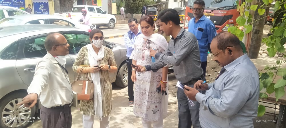 renu_hansraj's tweet photo. Tree cuttings, silt, garbage were lying unattended at various locations for days. #MCGM kindly addresses these basic issues of citizens.
#Juhu #JVPD #Ward69 #forward69 #bjp
@BJP4Mumbai @BJP4Maharashtra @BJP4India @BJP4MCGM @BJPMahilaMorcha @BJYM https://t.co/qj6oIT7TI7