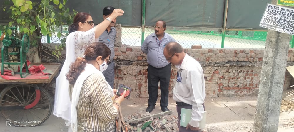 renu_hansraj's tweet photo. Tree cuttings, silt, garbage were lying unattended at various locations for days. #MCGM kindly addresses these basic issues of citizens.
#Juhu #JVPD #Ward69 #forward69 #bjp
@BJP4Mumbai @BJP4Maharashtra @BJP4India @BJP4MCGM @BJPMahilaMorcha @BJYM https://t.co/qj6oIT7TI7