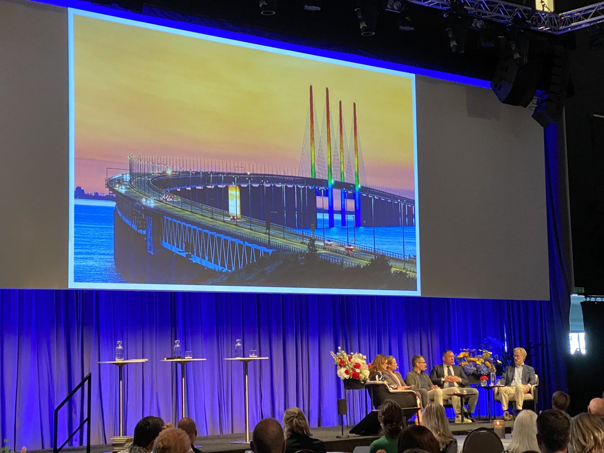 brodirektor's tweet photo. Danskugen fortsätter! 🇩🇰🇸🇪 Idag seminarium om potentialen i regionen! Vi är bara i början av att vara en region. Så mycket potential. Det bästa är framför oss! (Och visst är vår bro vacker!?) #detsombinderossammen
 @malmostad @GreaterCph @oresundsbron @YaseminArhan https://t.co/XQuXnKRq0f
