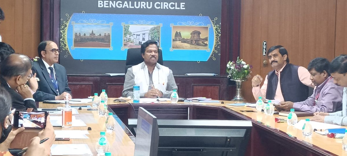KDA_Bengaluru's tweet photo. ಕನ್ನಡ ಅನುಷ್ಠಾನಕ್ಕೆ ಹಿಂದೇಟು ಹಾಕಿದ ಭಾರತೀಯ ಸ್ಟೇಟ್ ಬ್ಯಾಂಕ್ ಅಧಿಕಾರಿಗಳ ವಿರುದ್ಧ ಗಂಭೀರ ಕ್ರಮ ಕೈಗೊಳ್ಳಲಾಗುವುದು ಎಂದು ತಿಳಿಸಿದ ಅಧ್ಯಕ್ಷರು, ಆಡಳಿತದಲ್ಲಿ ಮತ್ತು ಸಾರ್ವಜನಿಕ ಬಳಕೆಯಲ್ಲಿ ಕನ್ನಡ ಅನುಷ್ಠಾನಕ್ಕೆ ಪ್ರಥಮ ಆದ್ಯತೆ ನೀಡಬೇಕೆಂದು ಕಟ್ಟುನಿಟ್ಟಾಗಿ ಸೂಚಿಸಿದರು
#ಕನ್ನಡ_ಅನುಷ್ಠಾನ_ಪ್ರಗತಿ_ಪರಿಶೀಲನಾ_ಸಭೆ
@TheOfficialSBI https://t.co/5d6mkYqjmO