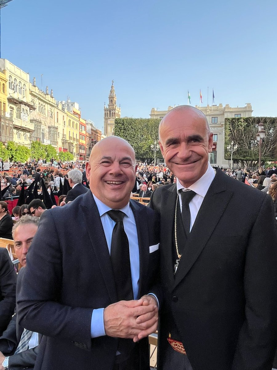 paquili1's tweet photo. Abrumado, y enormemente agradecido por tantas muestras de cariño. Mi agradecimiento al Excelentísimo Señor Alcalde de Sevilla. Don @antoniomunozsev y la corporación municipal por este reconocimiento. Gracias Sevilla!!! https://t.co/2HaIJp5oz5