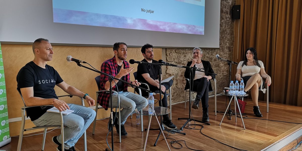 treballsocial1's tweet photo. Pau Tort i Carlos Martínez, #treballadorssocialssanitaris del CAP Carmel i de l'ASSIR Esquerra i Trànsit Barcelona respectivament aborden com fer un bon acompanyament a les #personestrans adultes. https://t.co/1HdntEAzha